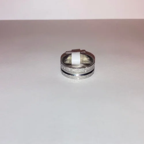 Anello in metallo lucido su superficie chiara