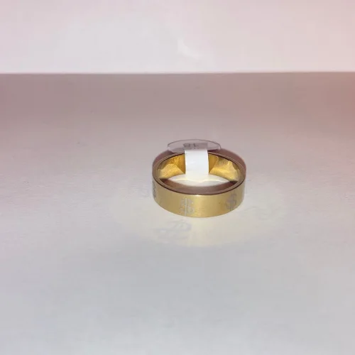 Anello dorato in primo piano
