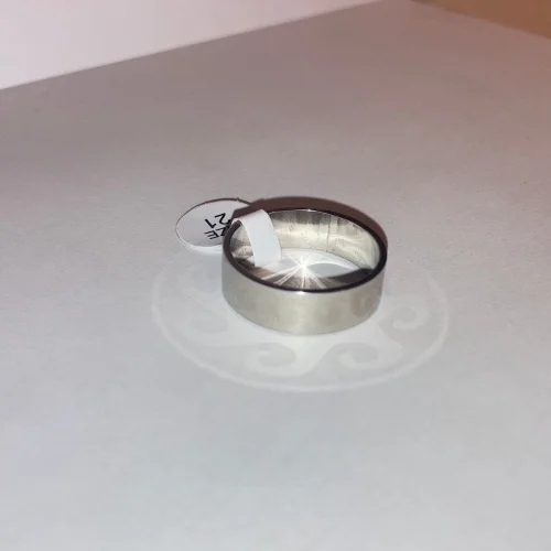 Anello in metallo con dettagli lucidi