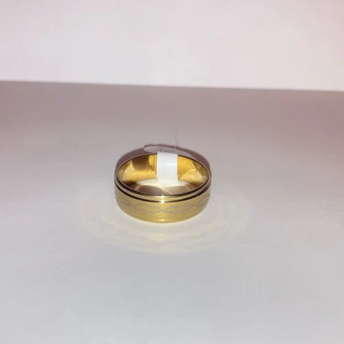 Anello bicolore su superficie chiara