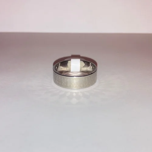 Anello in metallo scuro in primo piano