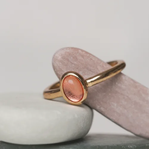 Anello in oro rosa con pietra su sasso levigato