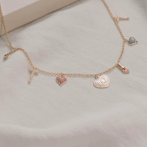 Collana con charms su fondo chiaro
