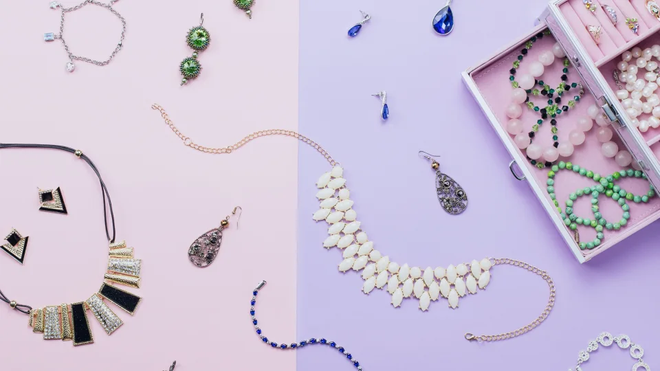 Dettaglio di gioielli e accessori Coolstreetstore